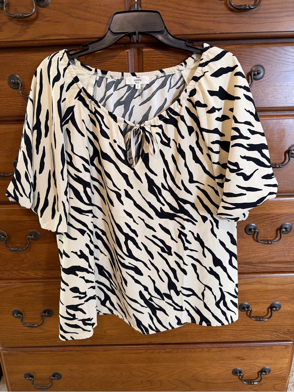 entro Black & Cream Zebra-Pattern Top NWT